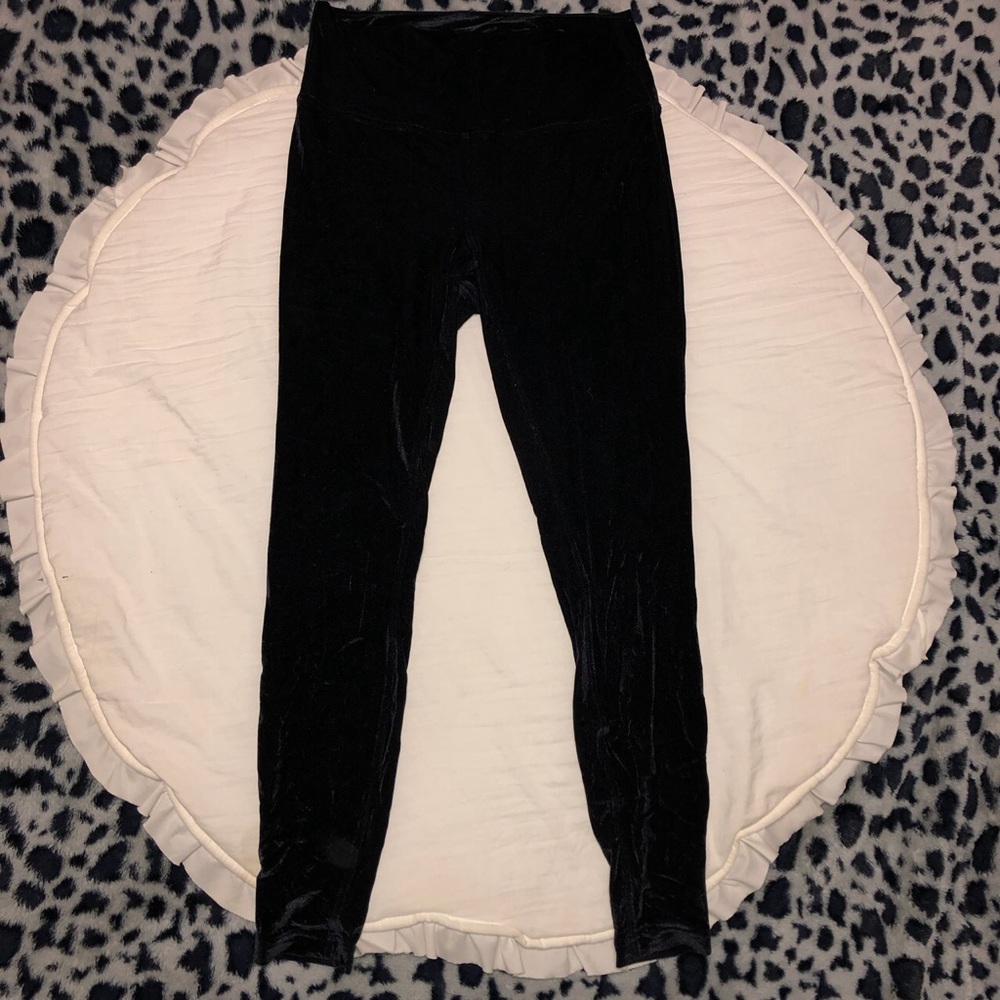 Lululemon black velvet wunder under leggings
Size 10